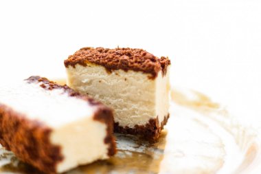 Altın plaka üzerinde çikolata ile klasik cheesecake, Avrupa cu