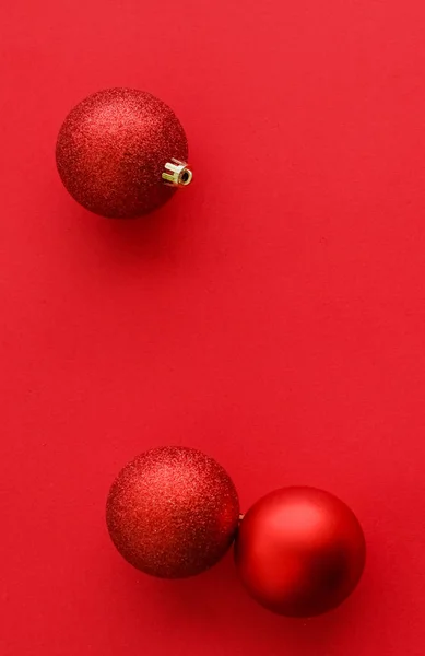 Bola de Navidad sobre fondo plano rojo, vacaciones de invierno de lujo — Foto de Stock