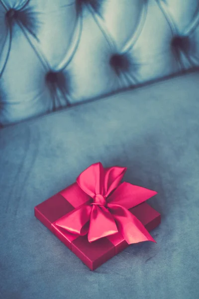 复古豪华节日粉红色礼品盒与丝带和蝴蝶结,c — 图库照片