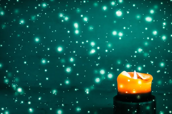 Yeşil köpüklü kar arka plan turuncu tatil mum, lüks — Stok fotoğraf