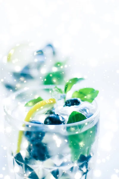 Cocktail invernale con ghiaccio e neve incandescente sullo sfondo , — Foto Stock
