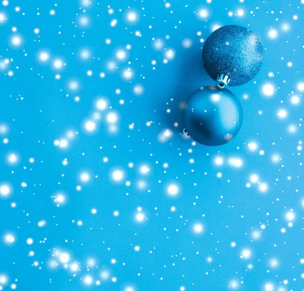 Χριστουγεννιάτικα στολίδια σε μπλε φόντο με γκλίτερ χιονιού, πολυτέλεια w — Φωτογραφία Αρχείου