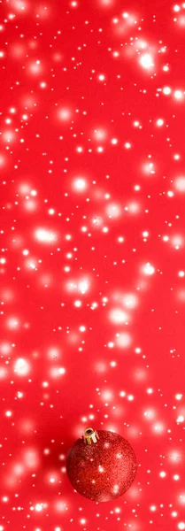 Bola de Navidad sobre fondo rojo con brillo de nieve, lujo wi — Foto de Stock