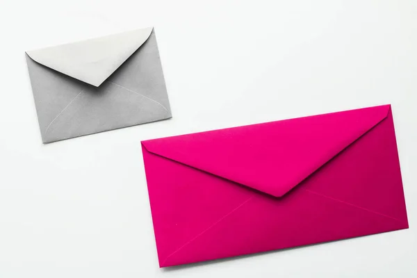 Enveloppes en papier vierges sur fond plat en marbre, courrier de vacances — Photo