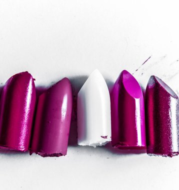 Beyaz arka planda yalıtılmış kesilmiş ruj yakın çekim