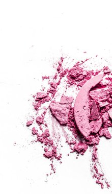 Beyaz arka plan müziği üzerinde yalıtılmış ezilmiş göz farı, ruj ve toz