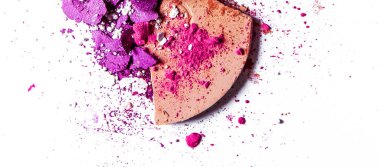 Beyaz üzerinde yalıtılmış ezilmiş göz farı paleti ve toz yakın çekim 