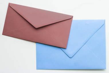 Mermer yatık arka planda boş kağıt zarflar, tatil posta