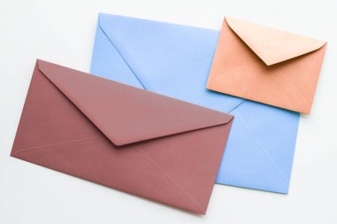 Mermer yatık arka planda boş kağıt zarflar, tatil posta