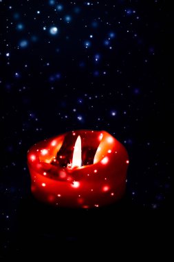 Koyu pırıl pırıl kar arka plan üzerinde kırmızı tatil mum, lüks 