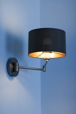 Bir odada altın lamba, zarif modern ev dekorasyonu ışıklandırması.