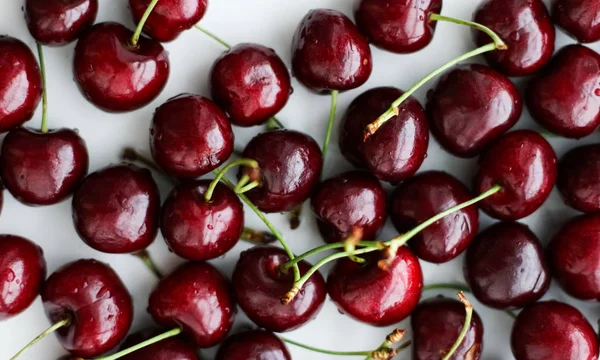 Cerejas doces frescas, suculentas bagas de cereja sobremesa de frutas como curar — Fotografia de Stock