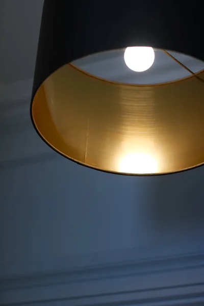 Золота лампа в кімнаті, елегантне сучасне освітлення домашнього декору — стокове фото