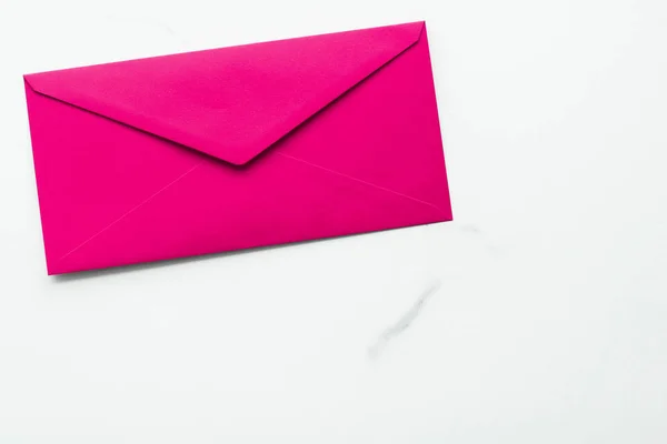 Envelopes de papel em branco em mármore flatlay fundo, correio de férias — Fotografia de Stock