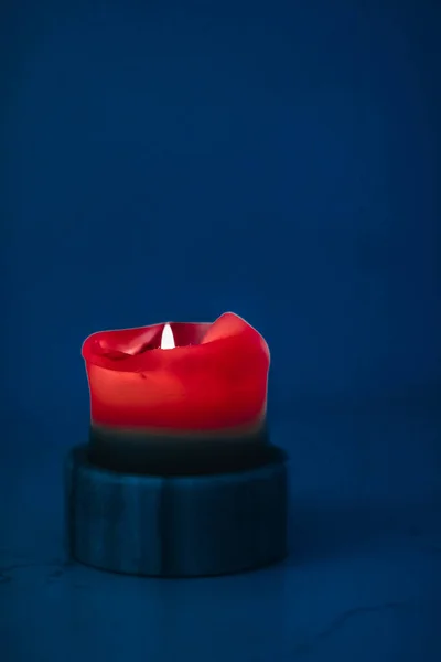 Красная праздничная свеча на синем фоне, роскошный фирменный дизайн — стоковое фото