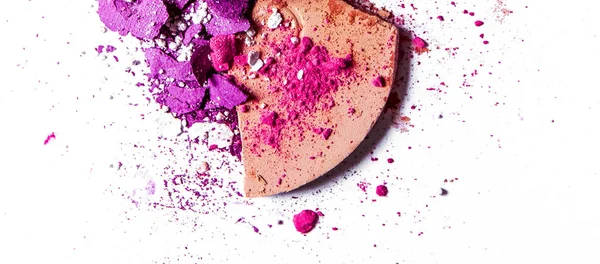 Beyaz üzerinde yalıtılmış ezilmiş göz farı paleti ve toz yakın çekim 