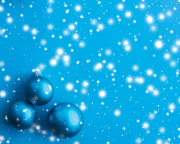 Christmas baubles on blue background with snow glitter, luxury w — Stok Foto