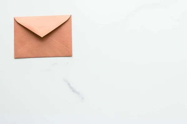 大理石のフラットレイの背景に空白の紙の封筒、休日のメール — ストック写真