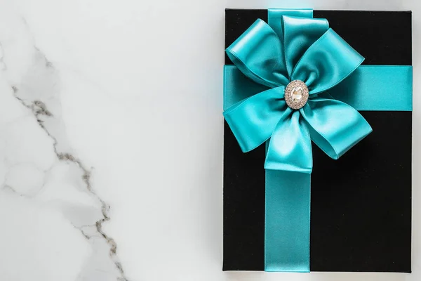 Cadeaux de vacances de luxe avec ruban de soie émeraude et arc sur marbre — Photo