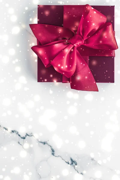 Zimní prázdninové dárky s třešňovým hedvábím lukem a sněhem na fr — Stock fotografie