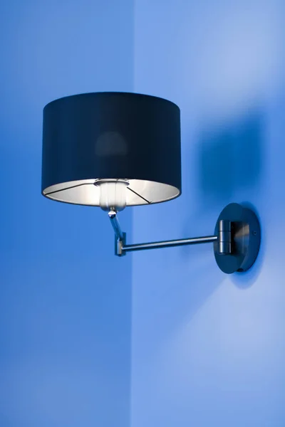 Zilveren lamp in een kamer, elegante moderne Home decor verlichting — Stockfoto