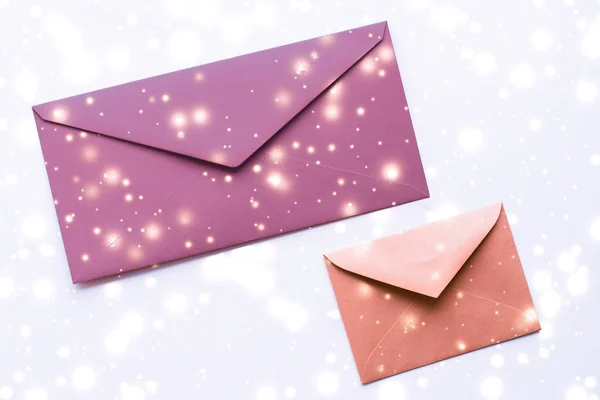 Зимові канікули пусті паперові конверти на мармурі з блискучим снігом f — стокове фото