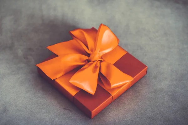 Caja de regalo naranja de lujo vintage con cinta de seda y lazo , — Foto de Stock