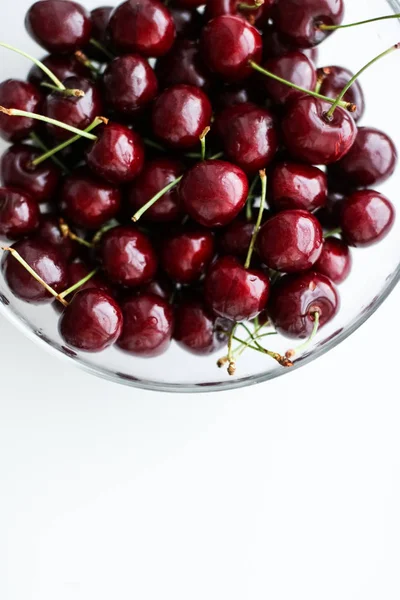 Cerejas doces frescas, suculentas bagas de cereja sobremesa de frutas como curar — Fotografia de Stock