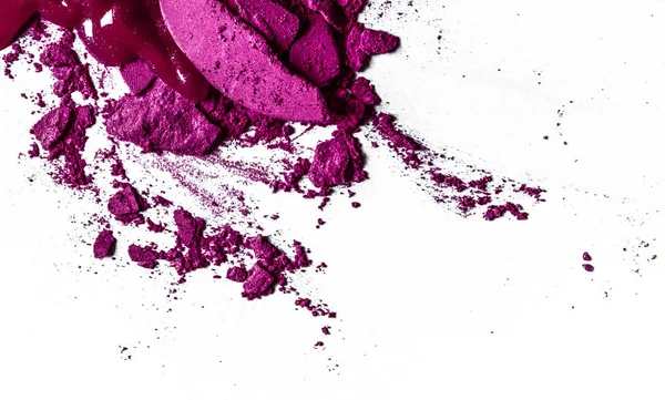 Beyaz arka plan müziği üzerinde yalıtılmış ezilmiş göz farı, ruj ve toz