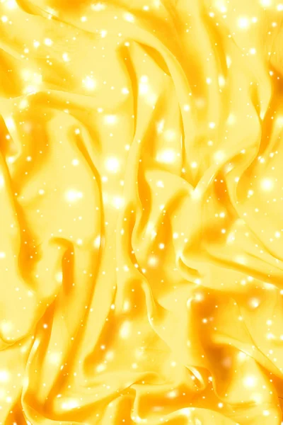 Magic Holiday gyllene mjukt siden flatlay bakgrund textur med g — Stockfoto
