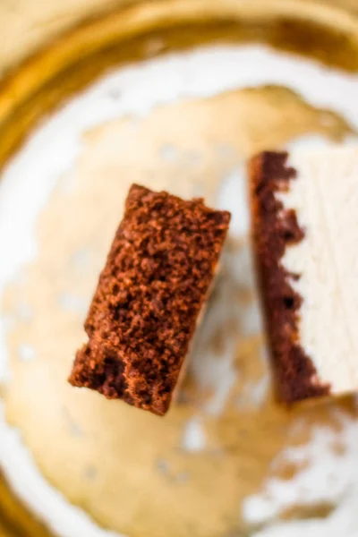 황금 접시에 초콜릿을 곁들인 클래식 치즈케이크, 유럽식 치즈케이크 — 스톡 사진