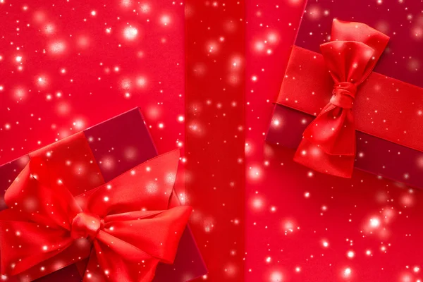 Χειμερινά δώρα διακοπών και λαμπερό χιόνι σε κόκκινο φόντο, Χριστίμ — Φωτογραφία Αρχείου