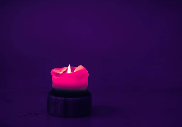 紫色背景的粉红色节日蜡烛，豪华品牌设计 — 图库照片