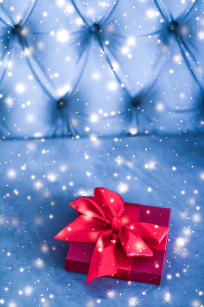 Navidad vacaciones lujo rojo caja de regalo sobre fondo azul con gl — Foto de Stock