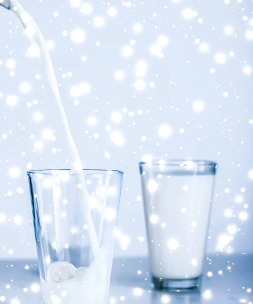 Magisches Feiertagsgetränk, das laktosefreie Bio-Milch ins Glas gießt — Stockfoto