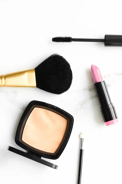 Make-up en cosmetica producten op een marmeren, platte achtergrond — Stockfoto