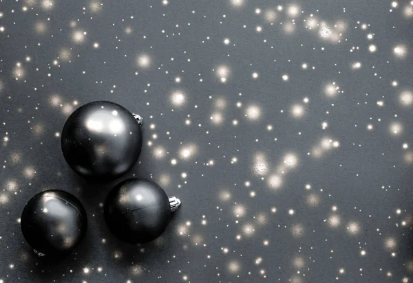 Bugigangas de Natal preto com brilho de neve, marca de luxo wi — Fotografia de Stock