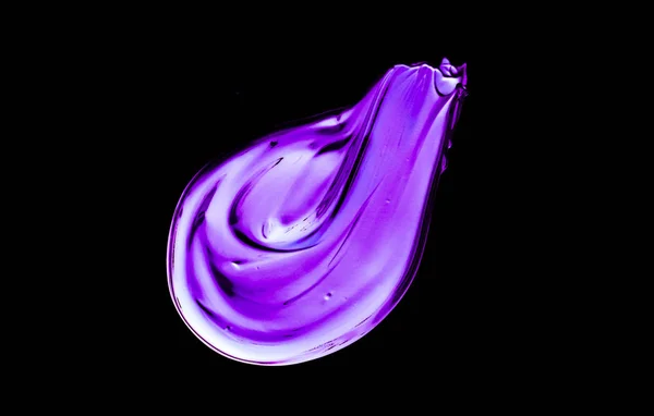Violet néon peinture coup de pinceau texture isolée sur noir backgro — Photo