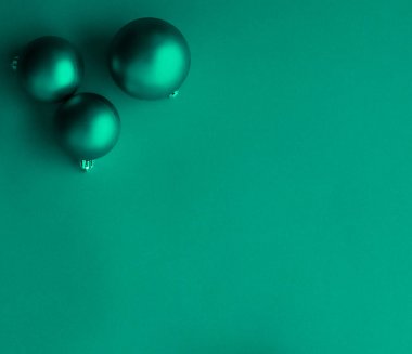Yeşil flatlay zemin üzerinde Noel baubles, lüks kış holid