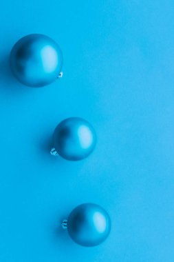 Mavi flatlay fon üzerinde Noel baubles, lüks kış holida