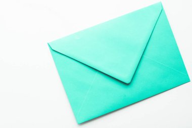 Mermer yatık arka planda boş kağıt zarflar, tatil posta