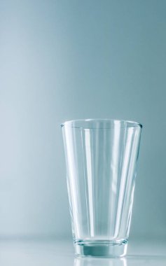 Mermer masada temiz boş cam