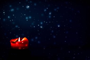 Koyu pırıl pırıl kar arka plan üzerinde kırmızı tatil mum, lüks 
