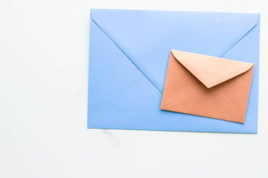 Mermer yatık arka planda boş kağıt zarflar, tatil posta