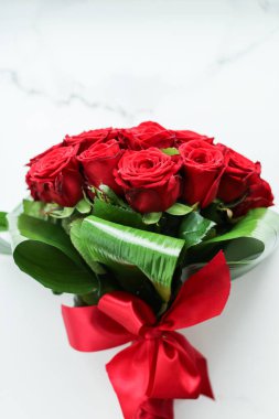 Sevgililer Günü'nde tatil aşkı hediyesi, kırmızı ro lüks buket