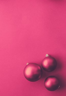 Pembe flatlay zemin üzerinde Noel baubles, lüks kış holida
