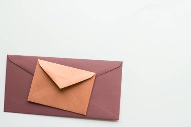Mermer yatık arka planda boş kağıt zarflar, tatil posta