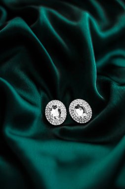 Koyu zümrüt yeşili ipek lüks elmas küpe, tatil glam