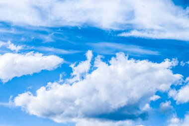 Mavi gökyüzü arkaplanı, beyaz bulutlar ve parlak güneş ışığı