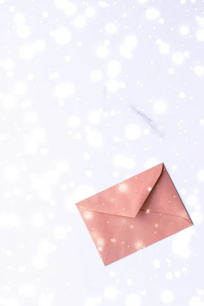 Winterurlaub leere Papierumschläge auf Marmor mit glänzendem Schnee — Stockfoto